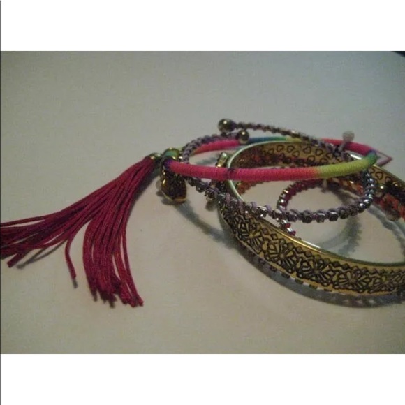 Betsey Johnson St Bart’s stackable Bracelet Set - Picture 7 of 7